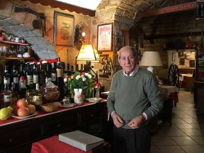 A regnare in questo luogo dai muri in pietra viva � il proprietario: l�86enne Filippo Carella. �Il ristorante fu aperto da me nel dicembre del 1959 � ci spiega �, anche se in realt� tutto ebbe inizio quattro anni prima, quando mio padre Carmine decise di cominciare a vendere vino sfuso� 